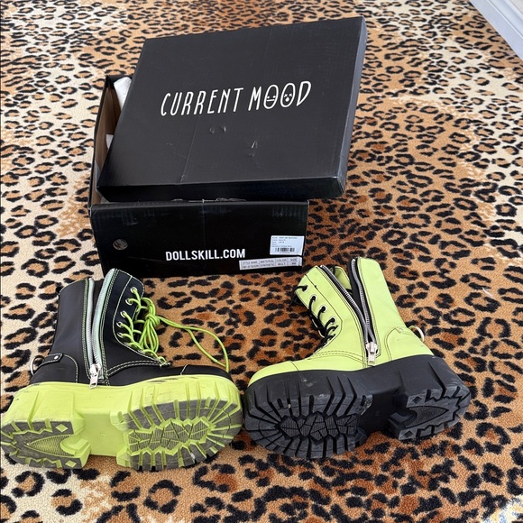Dolls Kill black/green ‘mismatched’ Combat Boots - Picture 2 of 7